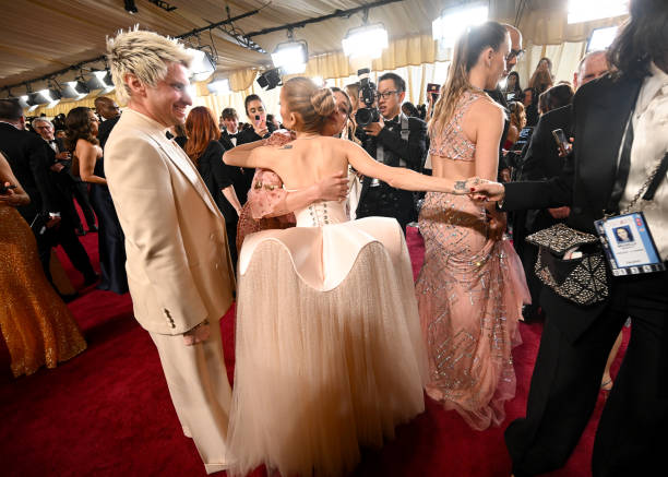 Andrew Watt, Ariana Grande, Charlotte Lawrence at the 97th Oscars held at the Dolby Theatre on March 02, 2025 in Hollywood, California. — frame 90/93 (612×437)
