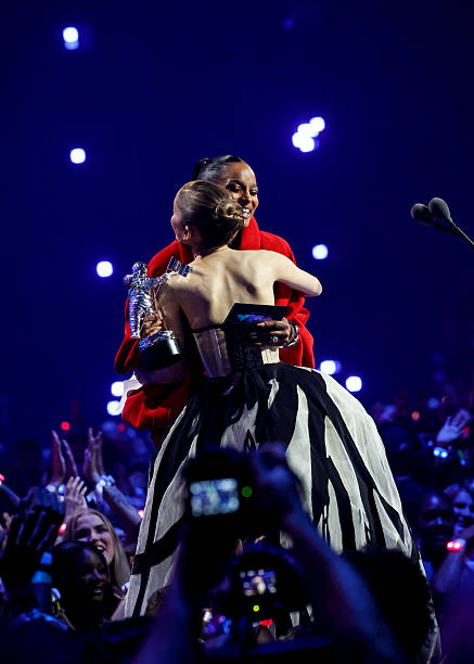 Ariana Grande accepts the Best Pop Award during the 2025 MTV Video Music Awards at New York's UBS Arena in Elmont, N.Y. The show airs LIVE on the CBS Television Network and simulcast on MTV on Sunday, Sept. 7 , and streams on Paramount+. (437×612)