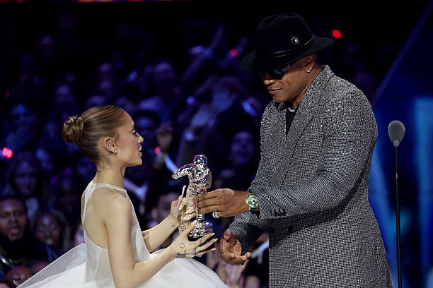 Ariana Grande accepts the Video of the Year Award for “Brighter Days Ahead” from LL Cool J onstage during the 2025 MTV Video Music Awards at UBS Arena on September 07, 2025 in Elmont, New York. (612×408)