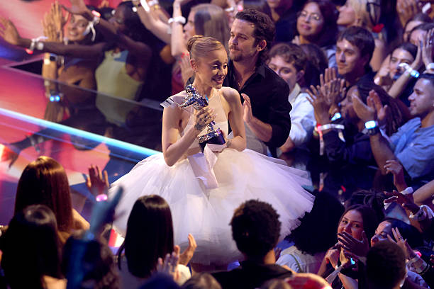 Ariana Grande accepts the Video of the Year Award for “Brighter Days Ahead” onstage with Christian Breslauer during the 2025 MTV Video Music Awards at UBS Arena on September 07, 2025 in Elmont, New York. (612×408)
