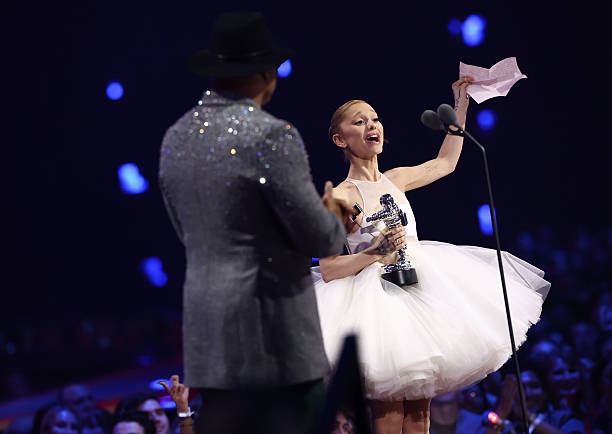 Ariana Grande accepts the Video of the Year Award for “Brighter Days Ahead” onstage during the 2025 MTV Video Music Awards at UBS Arena on September 07, 2025 in Elmont, New York. (612×434)