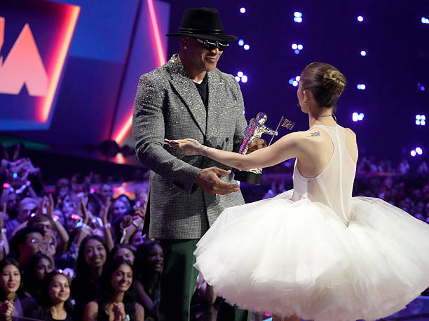 Ariana Grande accepts the Video of the Year Award for “Brighter Days Ahead” from LL Cool J onstage during the 2025 MTV Video Music Awards at UBS Arena on September 07, 2025 in Elmont, New York. (612×459)
