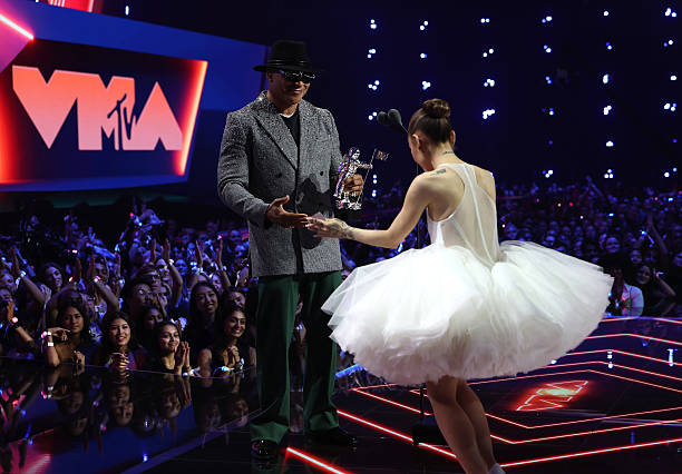 Ariana Grande accepts the Video of the Year Award for “Brighter Days Ahead” from LL Cool J during the 2025 MTV Video Music Awards at UBS Arena on September 07, 2025 in Elmont, New York. (612×426)