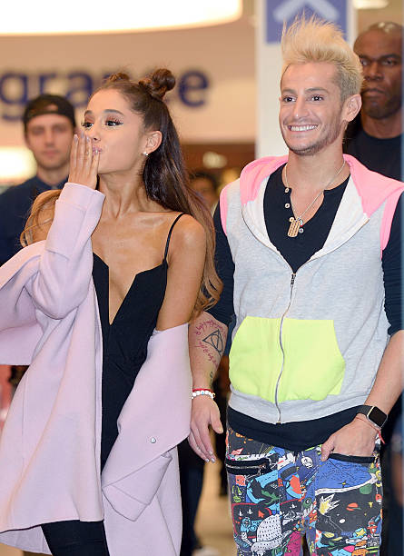 Ariana Grande and Frankie Grande attend a photocall to support the launch of her debut fragrance, Ari by Ariana Grande and also meet and greet her fans at Boots, Piccadilly Circus on November 4, 2015 in London, England. (445×612)