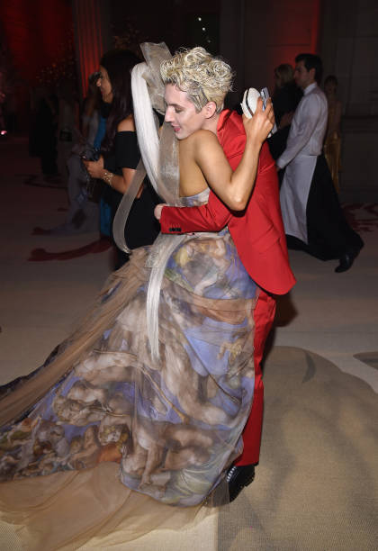 Ariana Grande and Troye Sivan attend the Heavenly Bodies: Fashion & The Catholic Imagination Costume Institute Gala at The Metropolitan Museum of Art on May 7, 2018 in New York City. — frame 24/39 (420×612)