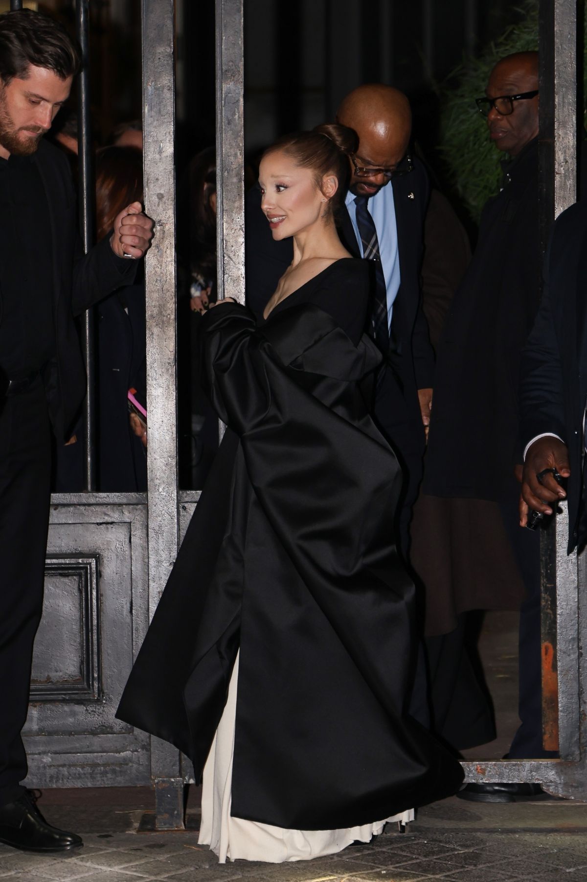ARIANA GRANDE Arrives at a Private Premiere of Wicked: For Good in Paris 11/07/2025 — frame 5/7 (1200×1801)