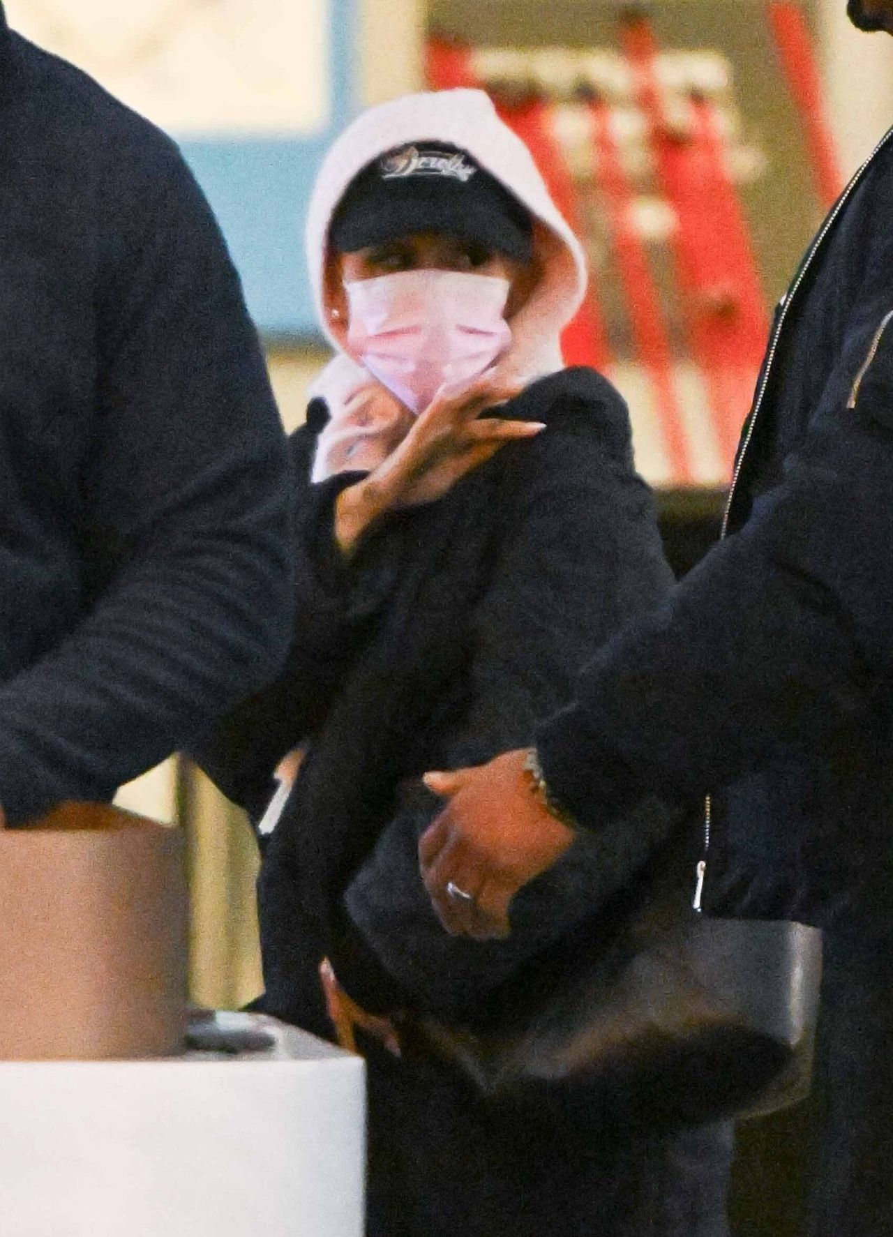 Ariana Grande Arrives at JFK Airport En Route to BAFTAs – 02.16.2025 — frame 1/3 (1280×1773)