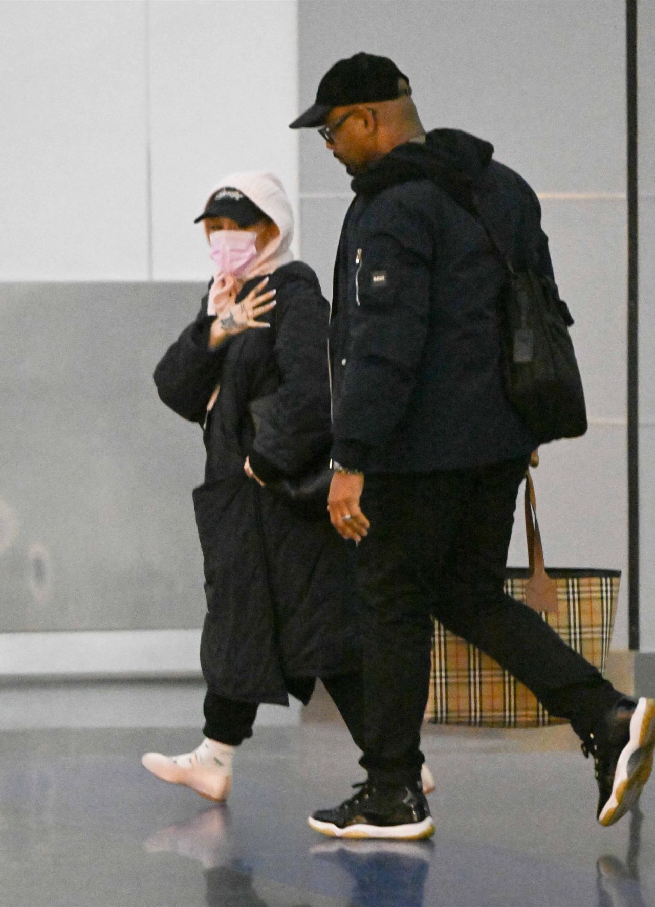 Ariana Grande Arrives at JFK Airport En Route to BAFTAs – 02.16.2025 — frame 2/3 (1280×1773)