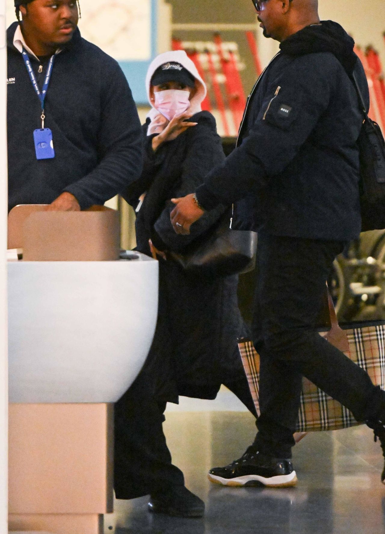 Ariana Grande Arrives at JFK Airport En Route to BAFTAs – 02.16.2025 — frame 3/3 (1280×1773)