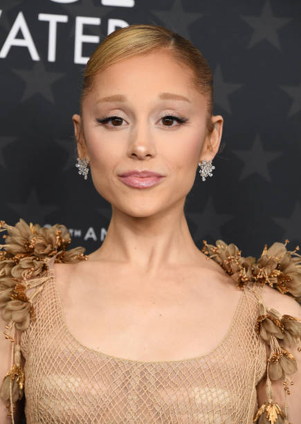 Ariana Grande arrives at the 30th Annual Critics Choice Awards at Barker Hangar on February 07, 2025 in Santa Monica, California. — frame 19/27 (435×612)