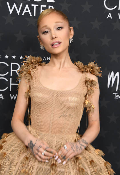 Ariana Grande arrives at the 30th Annual Critics Choice Awards at Barker Hangar on February 07, 2025 in Santa Monica, California. — frame 21/27 (420×612)