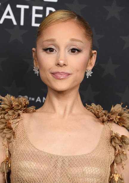 Ariana Grande arrives at the 30th Annual Critics Choice Awards at Barker Hangar on February 07, 2025 in Santa Monica, California. — frame 26/27 (433×612)