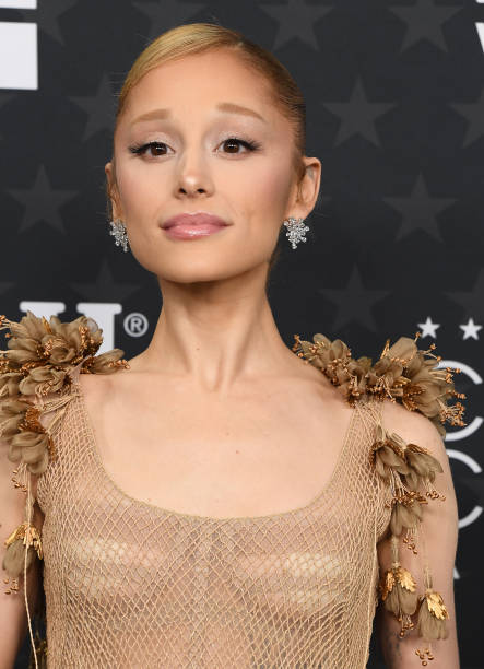 Ariana Grande arrives at the 30th Annual Critics Choice Awards at Barker Hangar on February 07, 2025 in Santa Monica, California. — frame 14/27 (443×612)