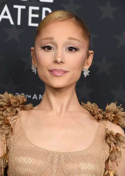 Ariana Grande arrives at the 30th Annual Critics Choice Awards at Barker Hangar on February 07, 2025 in Santa Monica, California. — frame 18/27 (436×612)