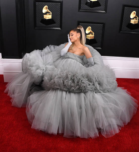Ariana Grande arrives at the 62nd Annual GRAMMY Awards at Staples Center on January 26, 2020 in Los Angeles, California. — frame 34/110 (560×612)