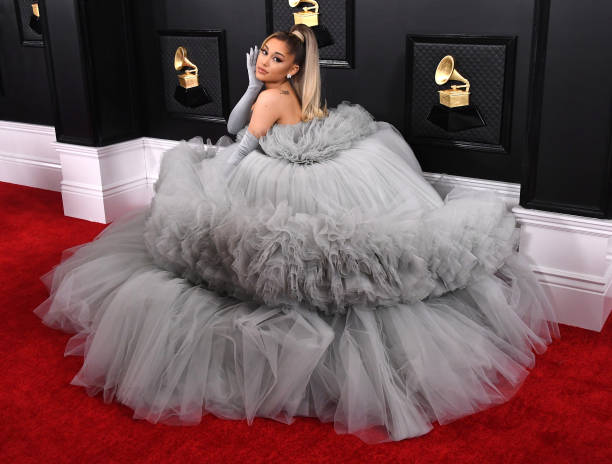 Ariana Grande arrives at the 62nd Annual GRAMMY Awards at Staples Center on January 26, 2020 in Los Angeles, California. — frame 17/110 (612×464)