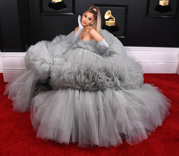 Ariana Grande arrives at the 62nd Annual GRAMMY Awards at Staples Center on January 26, 2020 in Los Angeles, California. — frame 32/110 (612×533)