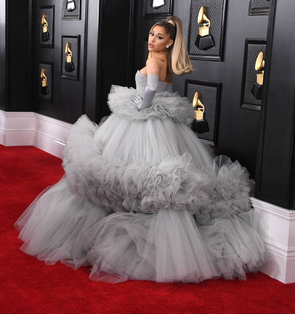 Ariana Grande arrives at the 62nd Annual GRAMMY Awards at Staples Center on January 26, 2020 in Los Angeles, California. — frame 25/110 (574×612)