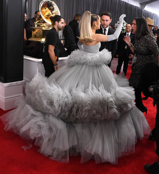 Ariana Grande arrives at the 62nd Annual GRAMMY Awards at Staples Center on January 26, 2020 in Los Angeles, California. — frame 8/110 (560×612)