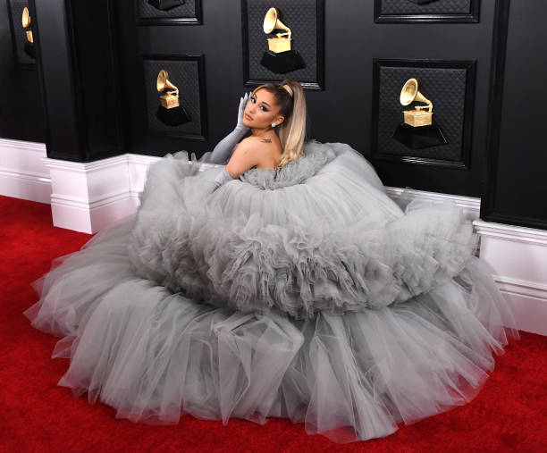 Ariana Grande arrives at the 62nd Annual GRAMMY Awards at Staples Center on January 26, 2020 in Los Angeles, California. — frame 16/110 (612×507)