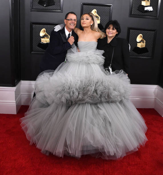 Ariana Grande arrives at the 62nd Annual GRAMMY Awards at Staples Center on January 26, 2020 in Los Angeles, California. — frame 22/110 (571×612)