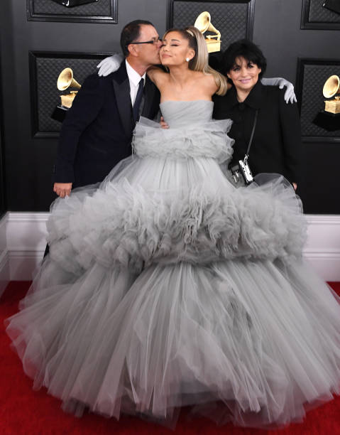Ariana Grande arrives at the 62nd Annual GRAMMY Awards at Staples Center on January 26, 2020 in Los Angeles, California. — frame 19/110 (479×612)