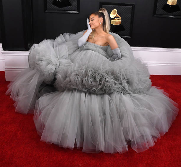 Ariana Grande arrives at the 62nd Annual GRAMMY Awards at Staples Center on January 26, 2020 in Los Angeles, California. — frame 15/110 (612×563)