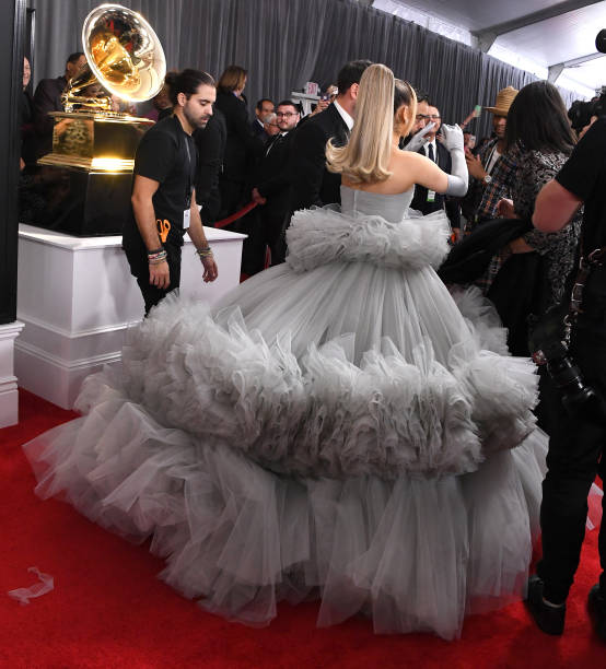 Ariana Grande arrives at the 62nd Annual GRAMMY Awards at Staples Center on January 26, 2020 in Los Angeles, California. — frame 31/110 (554×612)