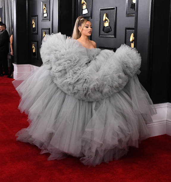 Ariana Grande arrives at the 62nd Annual GRAMMY Awards at Staples Center on January 26, 2020 in Los Angeles, California. — frame 24/110 (575×612)