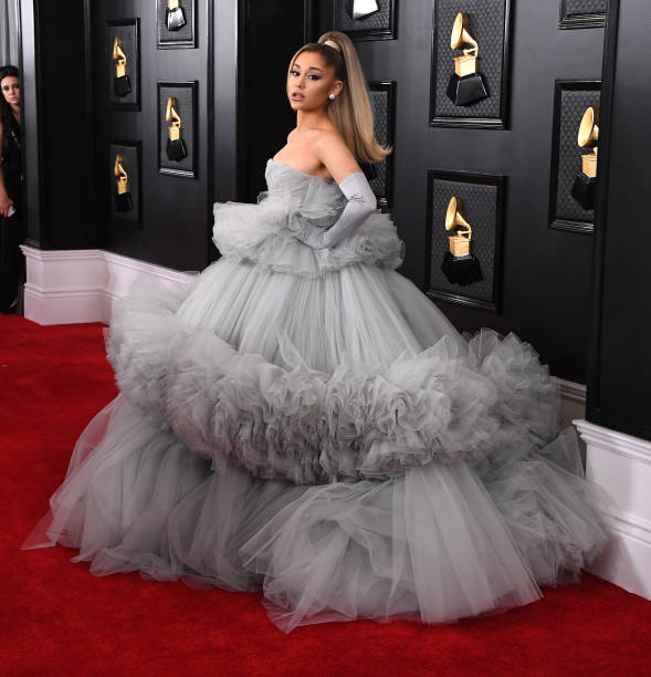 Ariana Grande arrives at the 62nd Annual GRAMMY Awards at Staples Center on January 26, 2020 in Los Angeles, California. — frame 27/110 (589×612)