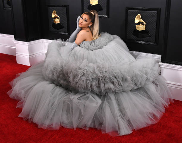 Ariana Grande arrives at the 62nd Annual GRAMMY Awards at Staples Center on January 26, 2020 in Los Angeles, California. — frame 33/110 (612×482)