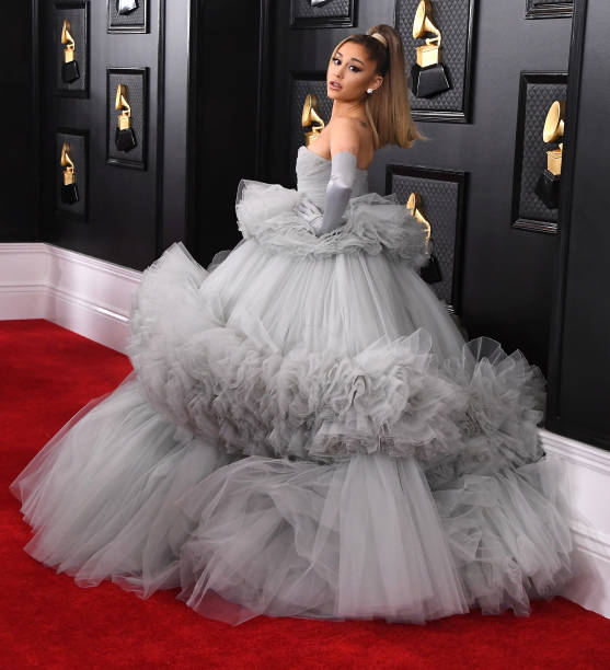 Ariana Grande arrives at the 62nd Annual GRAMMY Awards at Staples Center on January 26, 2020 in Los Angeles, California. — frame 35/110 (557×612)