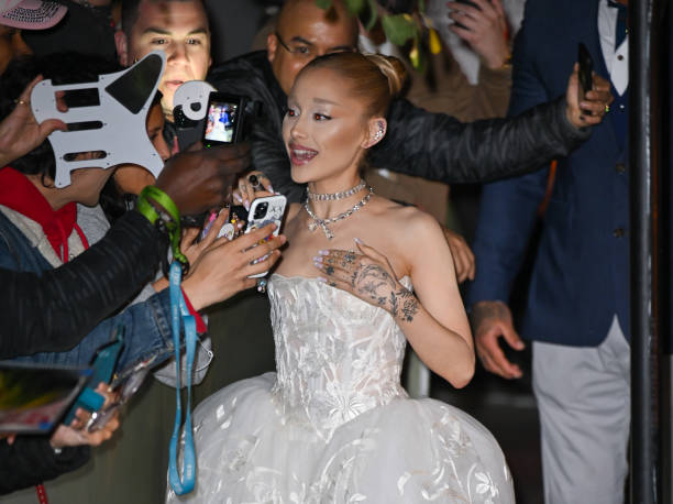 Ariana Grande arrives to the 2024 WSJ Magazines Innovator Awards at Museum of Modern Art on October 29, 2024 in New York City. (612×458)
