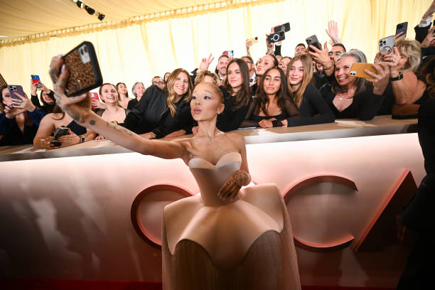 Ariana Grande at the 97th Oscars held at the Dolby Theatre on March 02, 2025 in Hollywood, California. — frame 43/93 (612×408)