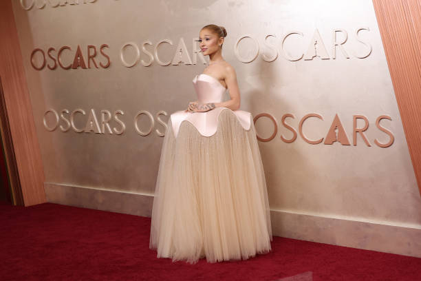Ariana Grande at the 97th Oscars held at the Dolby Theatre on March 2, 2025 in Hollywood, California. — frame 58/93 (612×408)