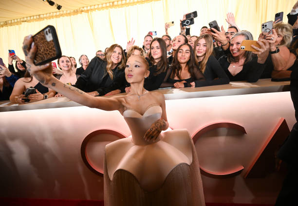 Ariana Grande at the 97th Oscars held at the Dolby Theatre on March 02, 2025 in Hollywood, California. — frame 41/93 (612×424)