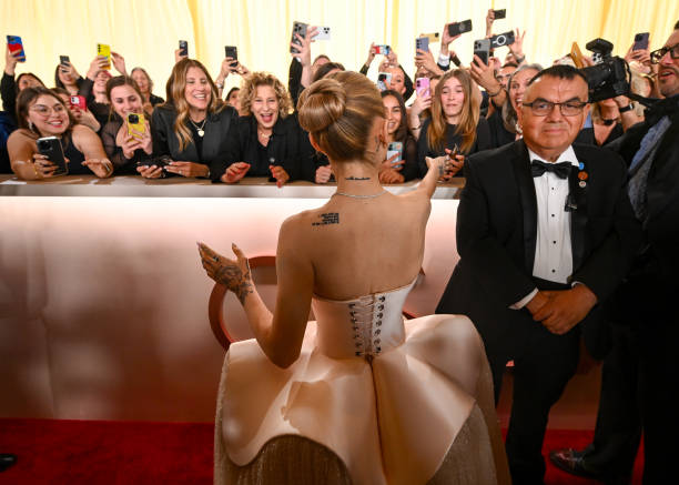 Ariana Grande at the 97th Oscars held at the Dolby Theatre on March 02, 2025 in Hollywood, California. — frame 83/93 (612×437)