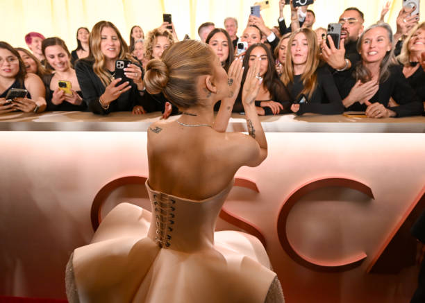 Ariana Grande at the 97th Oscars held at the Dolby Theatre on March 02, 2025 in Hollywood, California. — frame 92/93 (612×437)