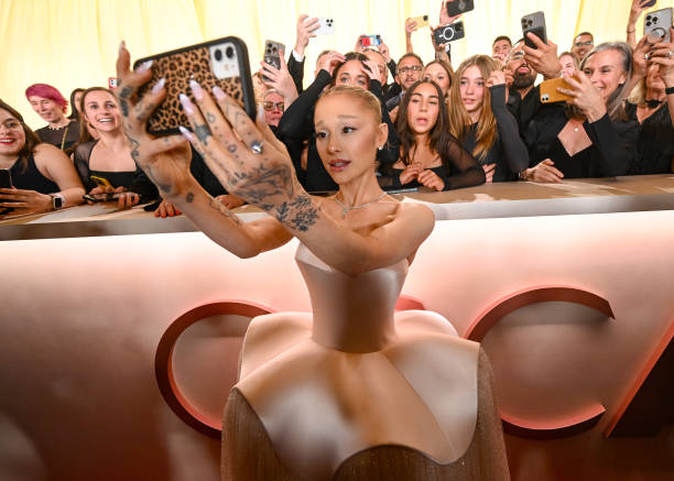 Ariana Grande at the 97th Oscars held at the Dolby Theatre on March 02, 2025 in Hollywood, California. — frame 86/93 (612×437)