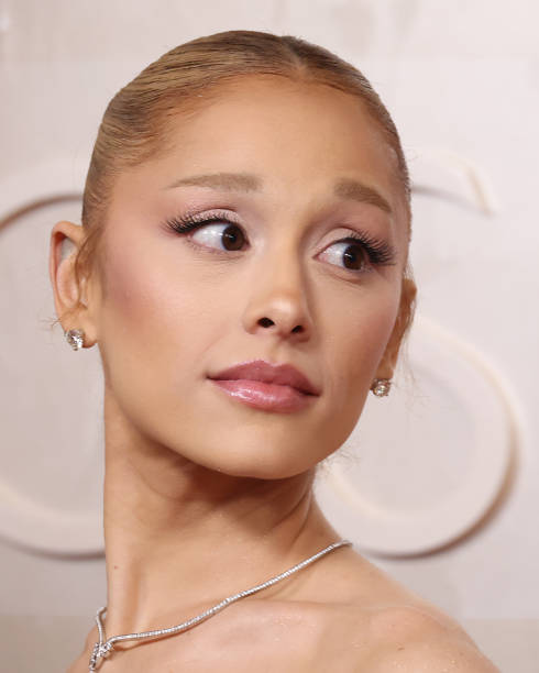 Ariana Grande at the 97th Oscars held at the Dolby Theatre on March 2, 2025 in Hollywood, California. — frame 74/93 (490×612)