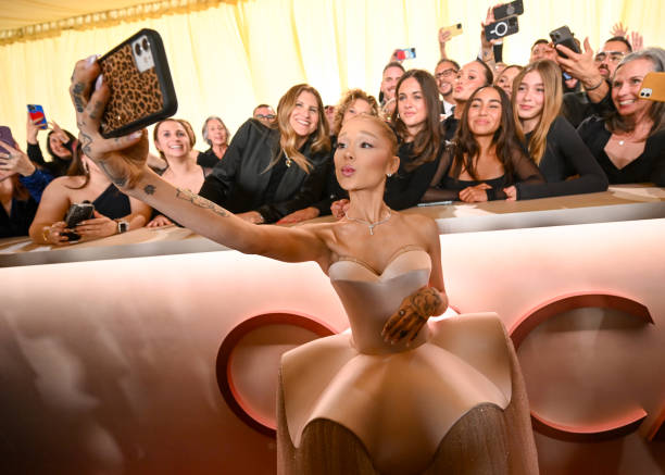 Ariana Grande at the 97th Oscars held at the Dolby Theatre on March 02, 2025 in Hollywood, California. — frame 89/93 (612×437)