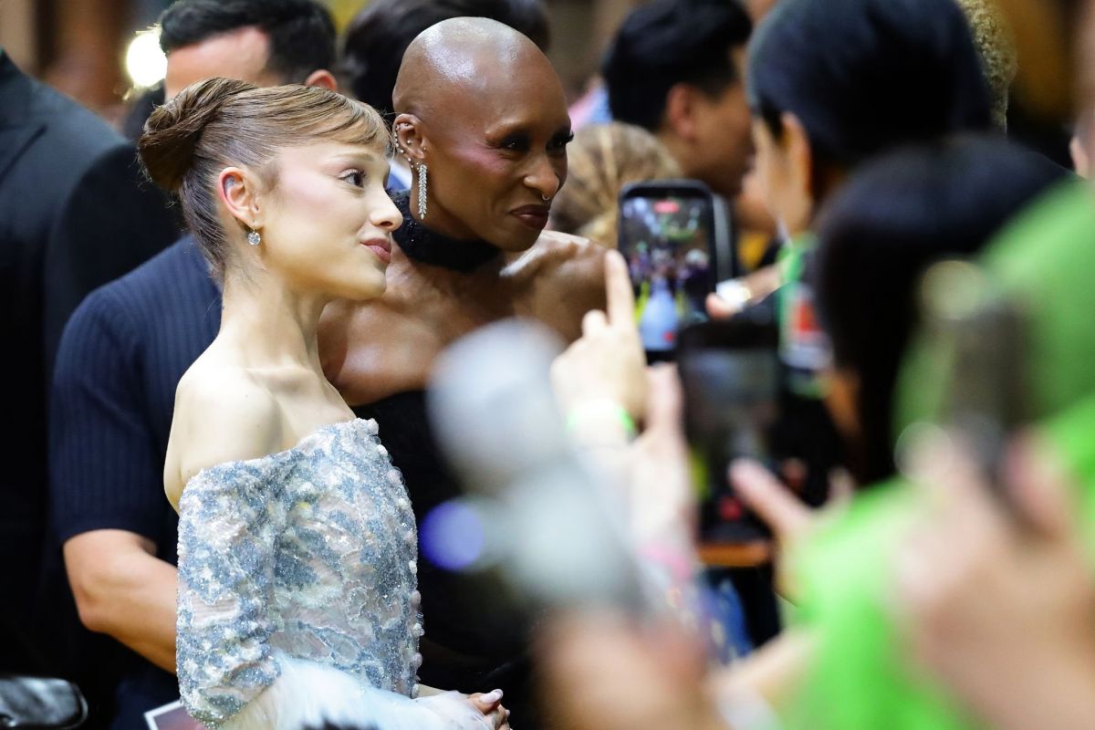 ARIANA GRANDE at Wicked: For Good Asia-Pacific Premiere in Singapore 11/13/2025 (1200×800)