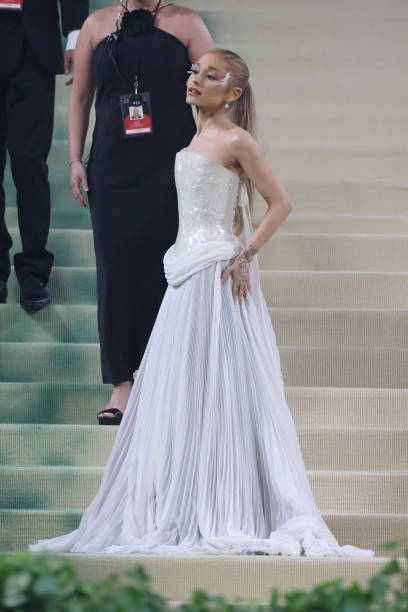 Ariana Grande attends The 2024 Met Gala Celebrating "Sleeping Beauties: Reawakening Fashion" on May 06, 2024 in New York City. — frame 41/93 (408×612)