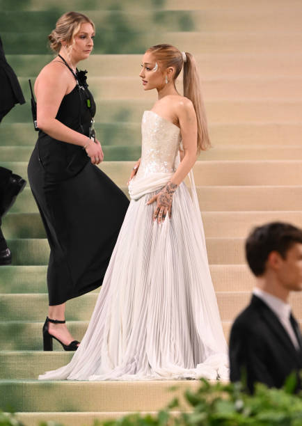Ariana Grande attends the 2024 Met Gala celebrating "Sleeping Beauties: Reawakening Fashion" on May 06, 2024 in New York City. — frame 33/236 (434×612)