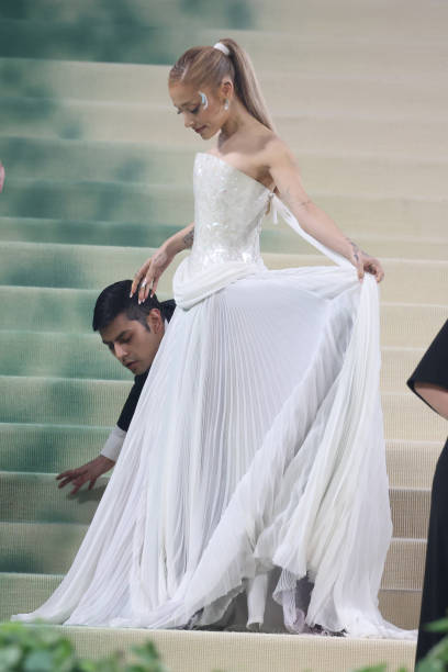 Ariana Grande attends The 2024 Met Gala Celebrating "Sleeping Beauties: Reawakening Fashion" on May 06, 2024 in New York City. — frame 45/93 (408×612)