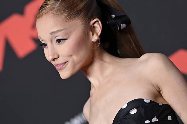 Ariana Grande attends the 2025 MTV Video Music Awards at UBS Arena on September 07, 2025 in Elmont, New York. — frame 16/78 (612×408)