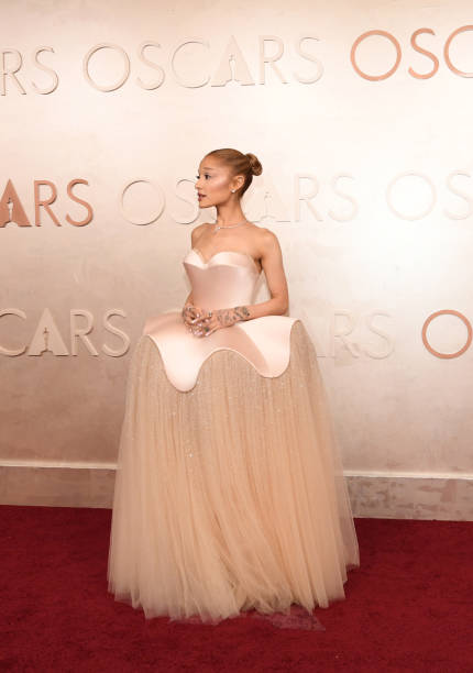 Ariana Grande attends the 97th Annual Oscars at Dolby Theatre on March 02, 2025 in Hollywood, California. (430×612)