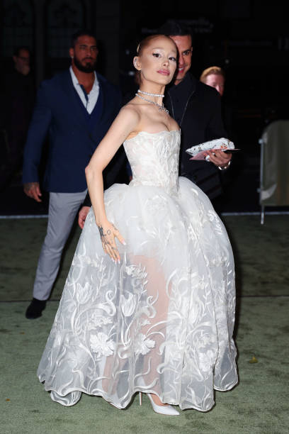 Ariana Grande attends WSJ. Magazine Innovator Awards on October 29, 2024 in New York City. — frame 1/19 (408×612)