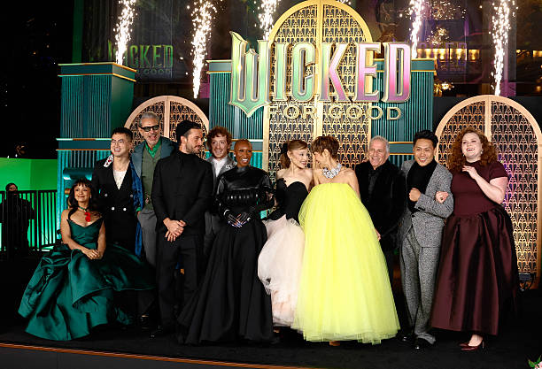 British actress Cynthia Erivo , US singer-songwriter Ariana Grande and other cast members attend the premiere of "Wicked: For Good" at Lincoln Center for the Performing Arts in New York on November 17, 2025. (612×417)