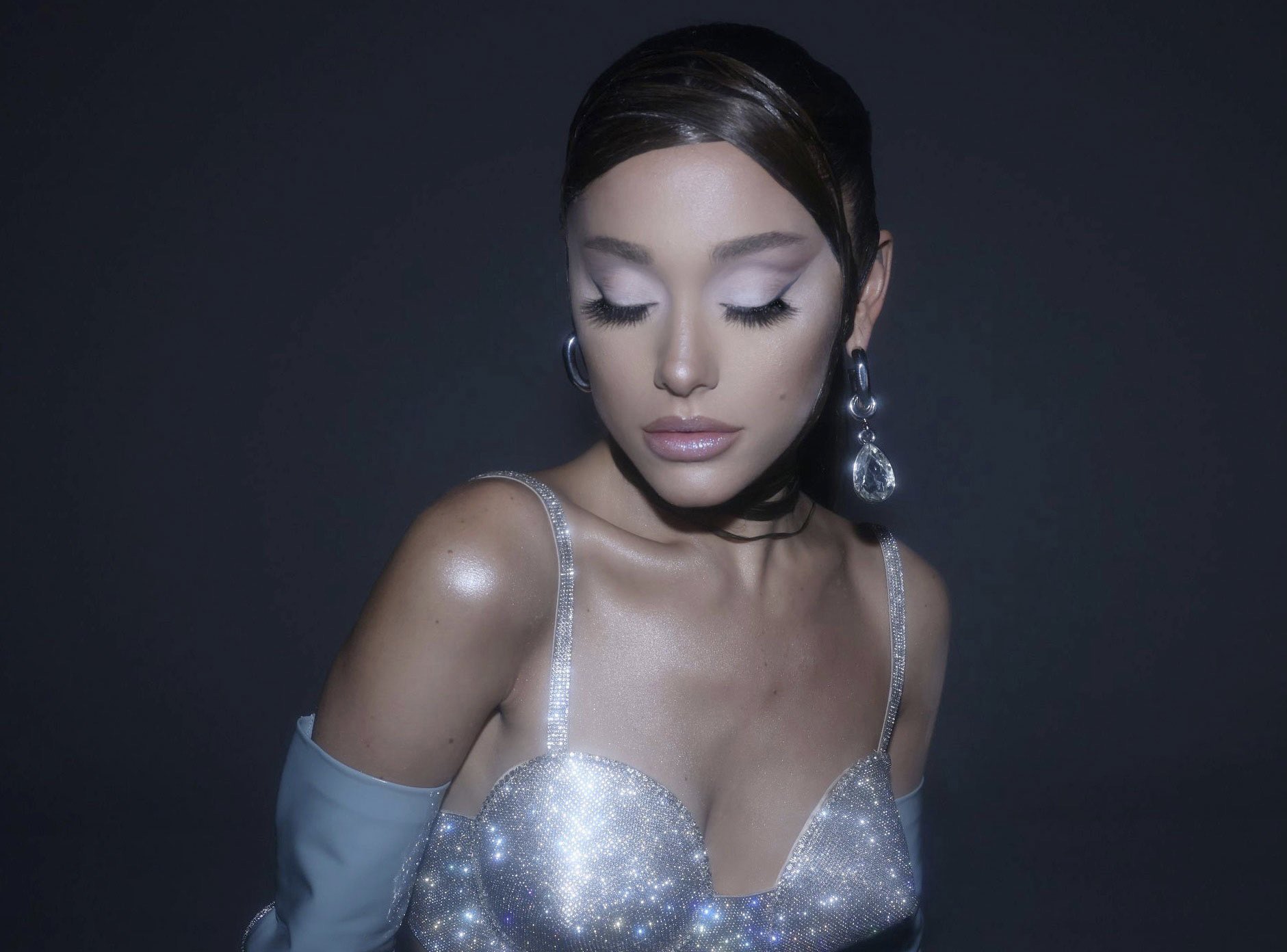 Ariana Grande by Sarah Silver for R.E.M. Beauty (2021) (1881×1392)